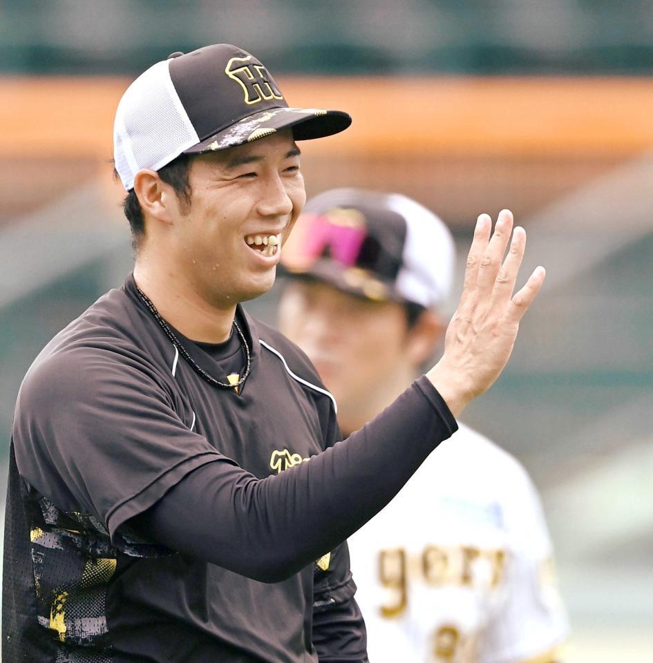 　キャッチボールの合間に笑顔を見せる青柳