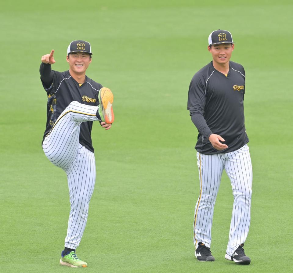 　前川（左）とウオーミングアップをする森下（撮影・立川洋一郎）