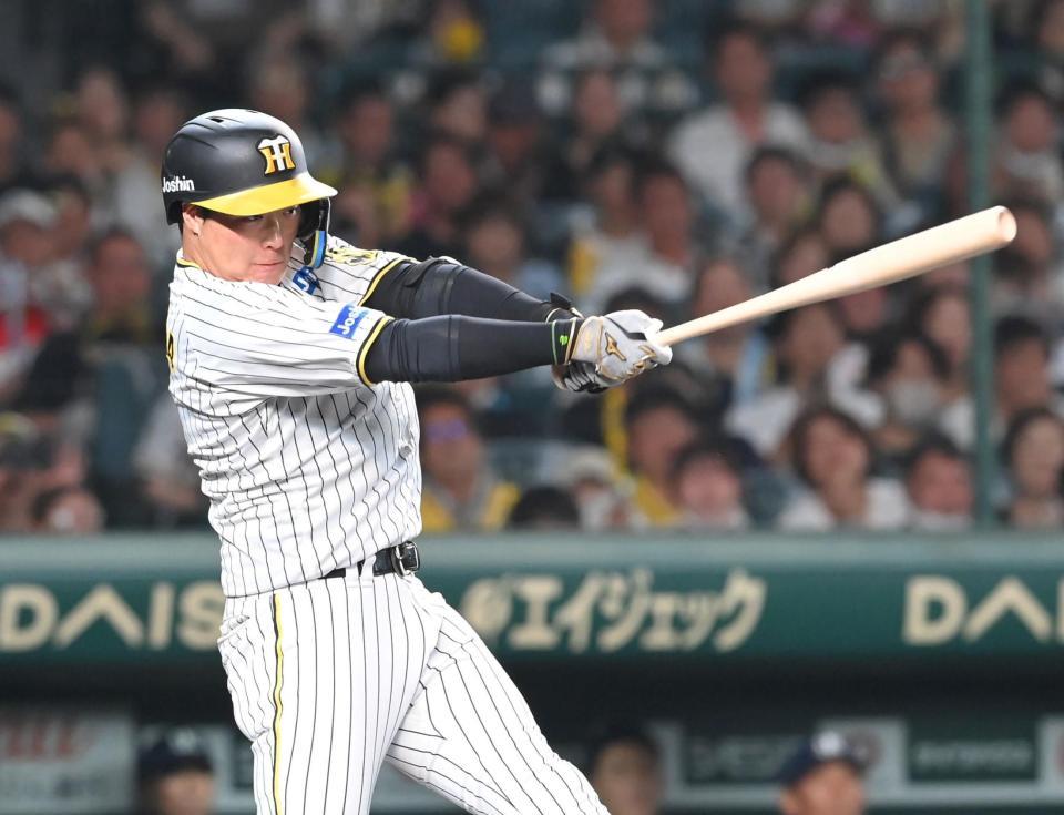 　６回、同点の適時二塁打を放つ大山（撮影・高部洋祐）