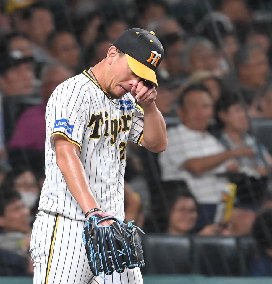 　７回、川端に勝ち越し打を許し、汗をぬぐう伊藤将（撮影・高部洋祐）