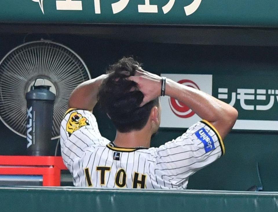　７回、勝ち越しの２点適時打を浴びて降板した伊藤将はベンチで頭を抱える（撮影・中田匡峻）