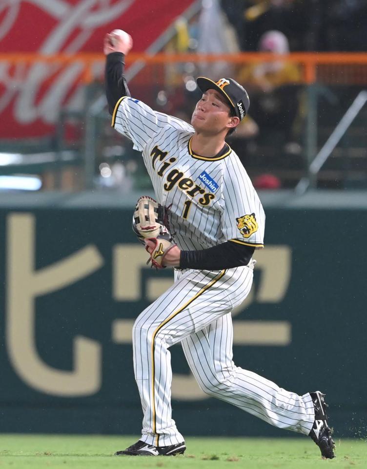 　８回、村上の右前打を処理し、素早く三塁に送球する森下（撮影・高部洋祐）