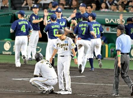 　６回、ミエセスの中飛でタッチアップするも三走ノイジーの生還前にアウトになる二走大山（３）＝撮影・立川洋一郎
