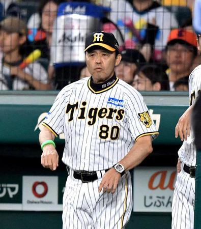 　６回、険しい表情でリクエストを要求する岡田監督