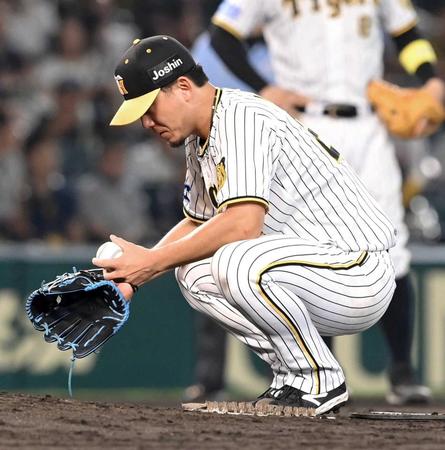 　７回、ピンチを迎え、マウンドにしゃがみ込む伊藤将（撮影・高部洋祐）