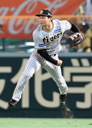 　８回、村上の右前打を処理し、素早く三塁に送球する森下