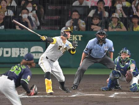 　６回、空振り三振に倒れる佐藤輝（撮影・立川洋一郎）
