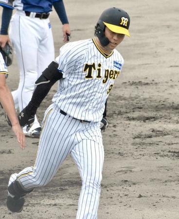 初回に５号２ランを放ちダイヤモンドをまわる高山