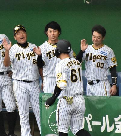 　今季ウエスタン１号ソロを放ち、ベンチで出迎えられる豊田（６１）