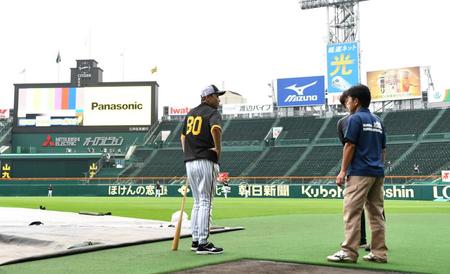 　阪神園芸のスタッフ（右）と話す岡田監督（撮影・中田匡峻）