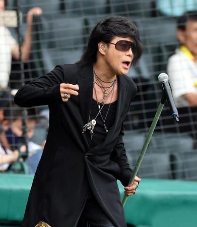 　試合前、グラウンドで熱唱する森友嵐士（撮影・山口登）