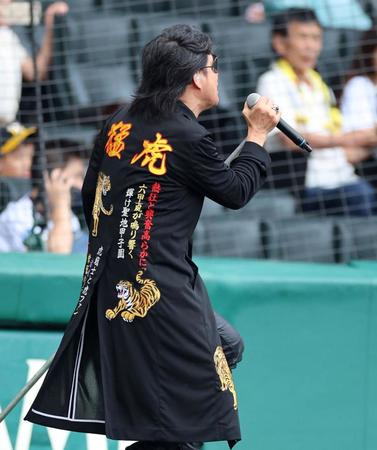 　試合前、グラウンドで熱唱する森友嵐士（撮影・山口登）