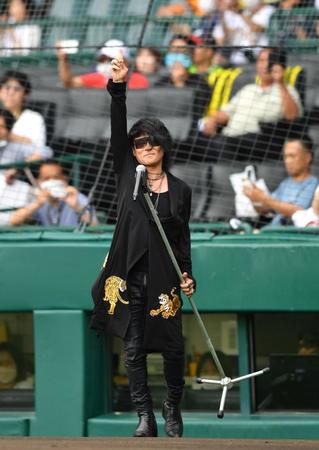 　試合前、歌唱したＴ－ＢＯＬＡＮ・森友嵐士（撮影・中田匡峻）