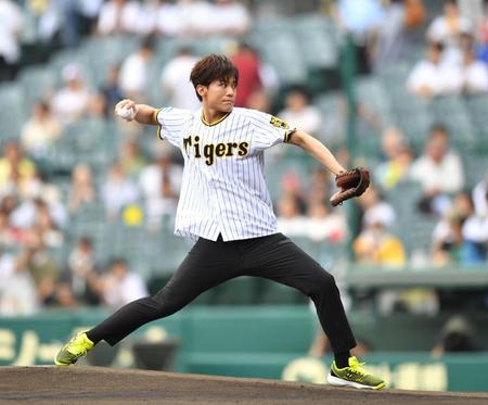 　ファーストピッチセレモニーを務めた新浜レオン（撮影・中田匡峻）