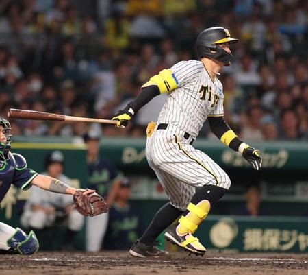 　４回、佐藤輝は一塁ゴロに倒れる（撮影・山口登）