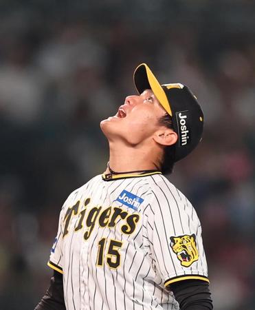 　７回、長岡を一飛に打ち取り打球を見上げる西純（撮影・山口登）