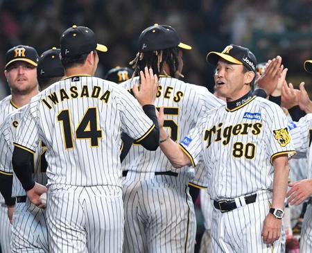 　勝利投手の岩貞（１４）をねぎらう岡田監督（撮影・中田匡峻）