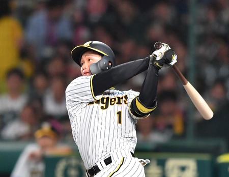 ８回、先制ソロを放つ森下（撮影・中田匡峻）