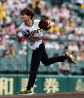 ファーストピッチセレモニーをする新浜レオン＝甲子園（撮影・山口登）