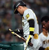 　４回、佐藤輝は一塁ゴロに倒れベンチに戻る（撮影・山口登）