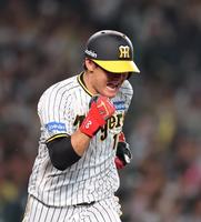 　５回、左前打を放ちガッツポーズを見せる西純（撮影・山口登）