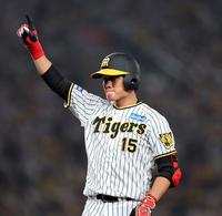 　５回、左前打を放ちベンチにポーズを送る西純（撮影・山口登）