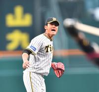 　１回、内山を空振り三振に斬り、ほえる西純（撮影・中田匡峻）