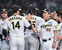 　勝利投手の岩貞（１４）をねぎらう岡田監督（撮影・中田匡峻）