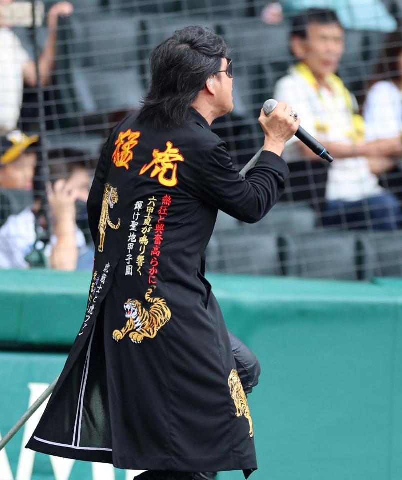 　試合前、グラウンドで熱唱する森友嵐士（撮影・山口登）