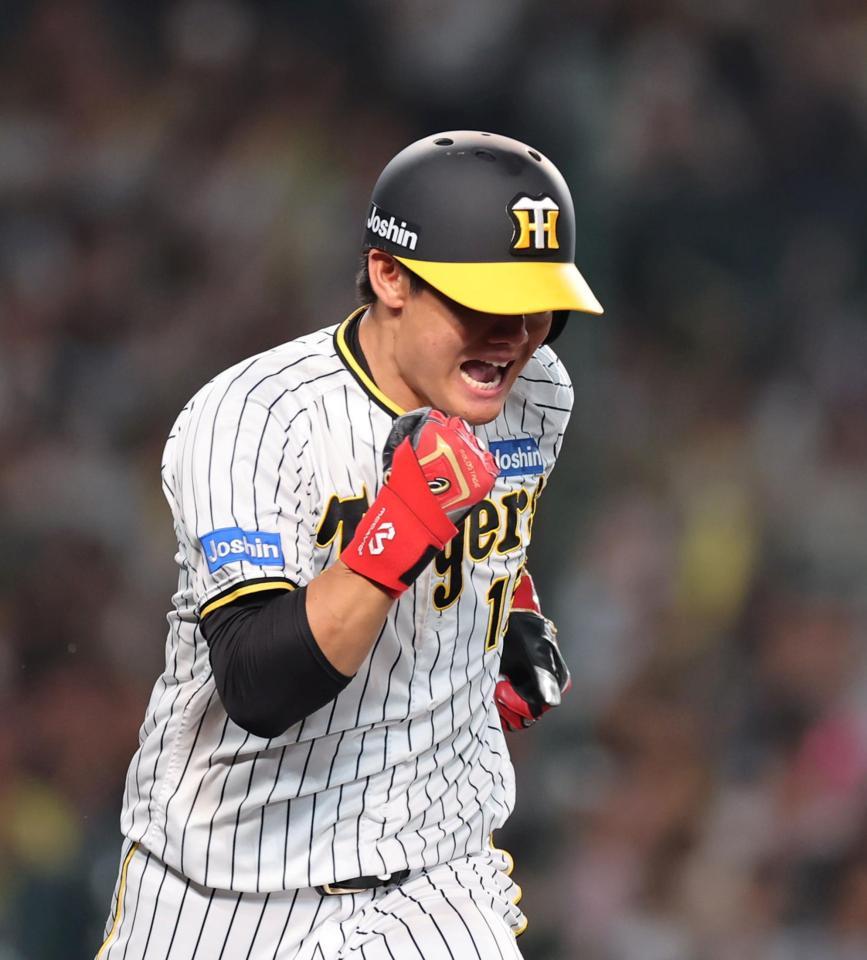 　５回、左前打を放ちガッツポーズを見せる西純（撮影・山口登）