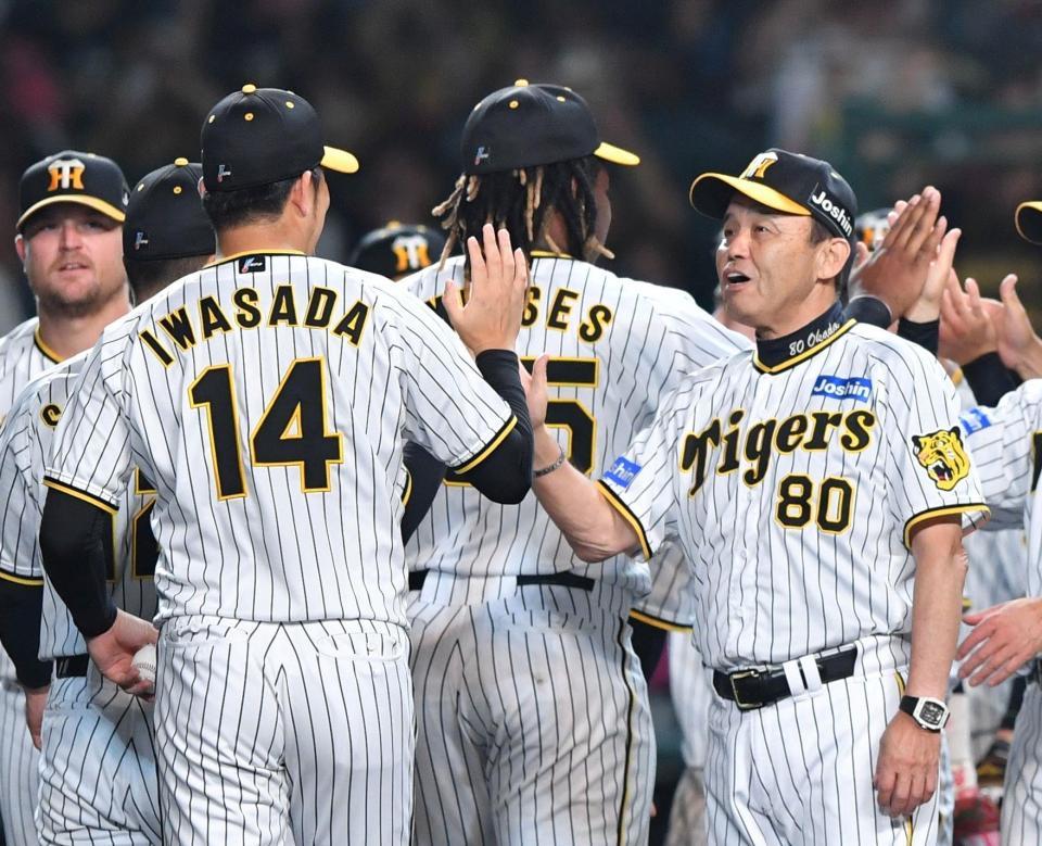 　勝利投手の岩貞（１４）をねぎらう岡田監督（撮影・中田匡峻）