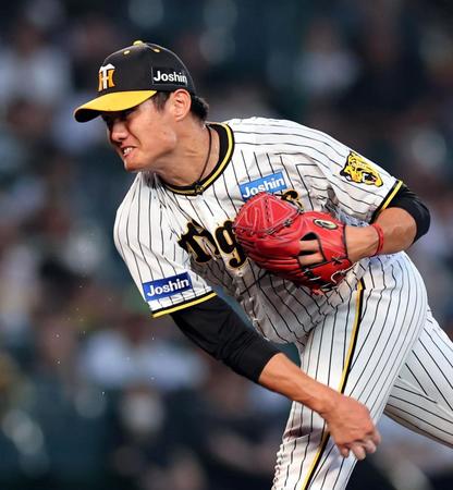 　汗を飛ばし力投する西純（撮影・山口登）