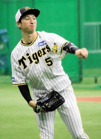 　練習中にキャッチボールする近本＝９日