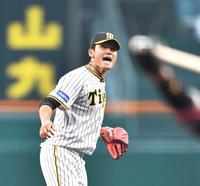 　１回、内山を空振り三振に斬り、ほえる西純（撮影・中田匡峻）