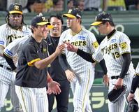 　岩崎（右端）と笑顔でタッチを交わす西純（撮影・立川洋一郎）