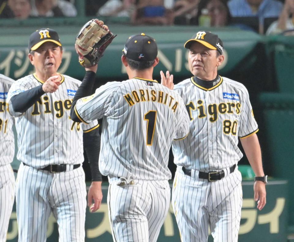 　決勝ソロの森下（１）と勝利のタッチを交わす岡田監督（右）＝撮影・立川洋一郎