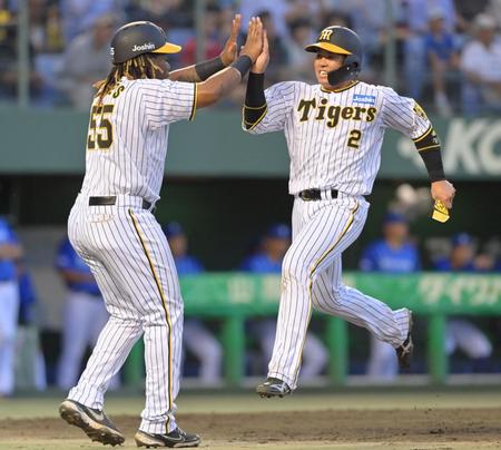 　３回、木浪の適時二塁打で生還する一走・梅野（撮影・立川洋一郎）