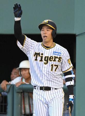 　３回、木浪の満塁走者一掃打を喜ぶ青柳（撮影・高部洋祐）