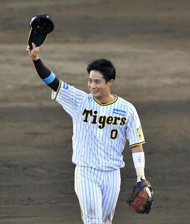 　３回に先制打を放った木浪はファンの声援に帽子を取る（撮影・中田匡峻）