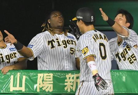 　５回、森下の適時打で生還した木浪（０）を出迎えるミエセス（撮影・高部洋祐）