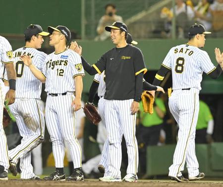 　３勝目を挙げ、木浪らナインとタッチを交わす青柳（中央）＝撮影・高部洋祐