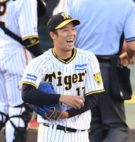 　１回、関根を打ち取り、笑顔を見せる青柳（撮影・中田匡峻）