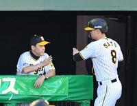 　３回、木浪の先制適時二塁打で生還した佐藤輝（右）を迎える岡田監督（撮影・中田匡峻）