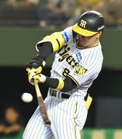 　５回、左前打を放つ佐藤輝（撮影・高部洋祐）