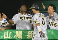 　５回、森下の適時打で生還した木浪（０）を出迎えるミエセス（撮影・高部洋祐）