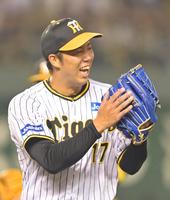 　６回、宮崎を併殺打に打ち取って無失点に抑え笑顔を見せる青柳（撮影・立川洋一郎）