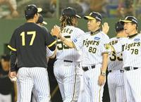　ＤｅＮＡに勝利し、青柳（１７）らとタッチを交わす岡田監督（８０）＝撮影・高部洋祐