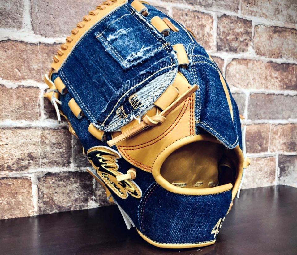 　大竹の球宴用グラブ（プロスペクト社提供）