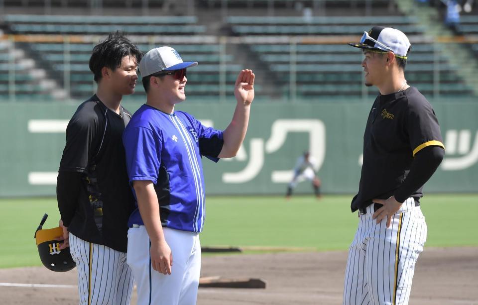 　試合前、佐藤輝（右）と談笑する牧。左は無視される森下（撮影・高部洋祐）