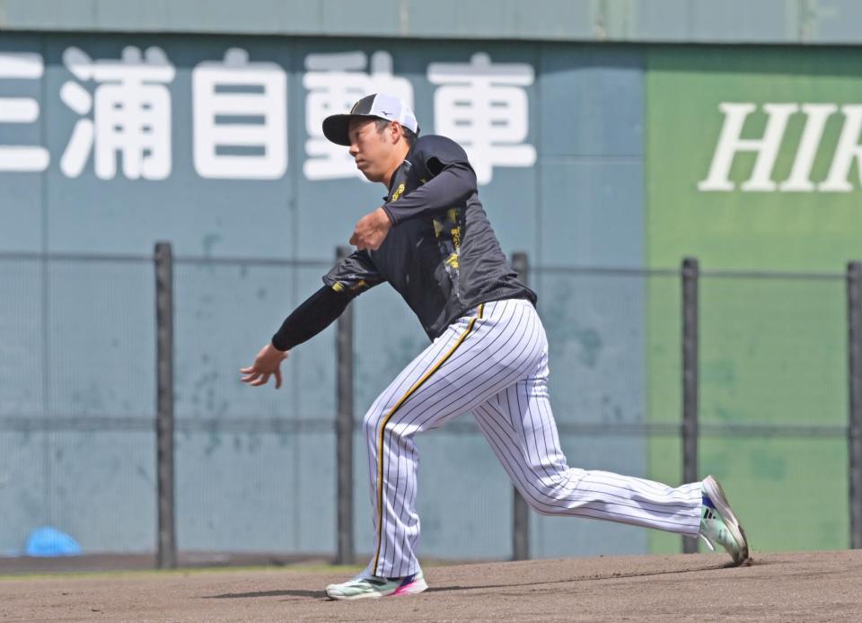 　練習前にマウンドの感触を確かめる青柳（撮影・立川洋一郎）